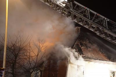 Esslingen-Zell: Gebaeudevollbrand mit mehreren Verletzten - Vermutlich Chemikalien im Gebaeude